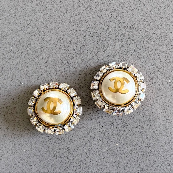 💥SOLD💥 CHANEL 💎 Ultra Rare Vintage XL Barbie CC Rhinestone Pearl Clip Earrings - Picture 7 of 10